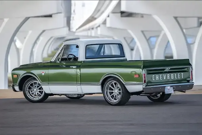 4074r-classic-chevy-c10-restomod-for-sale-2982-680x455.webp